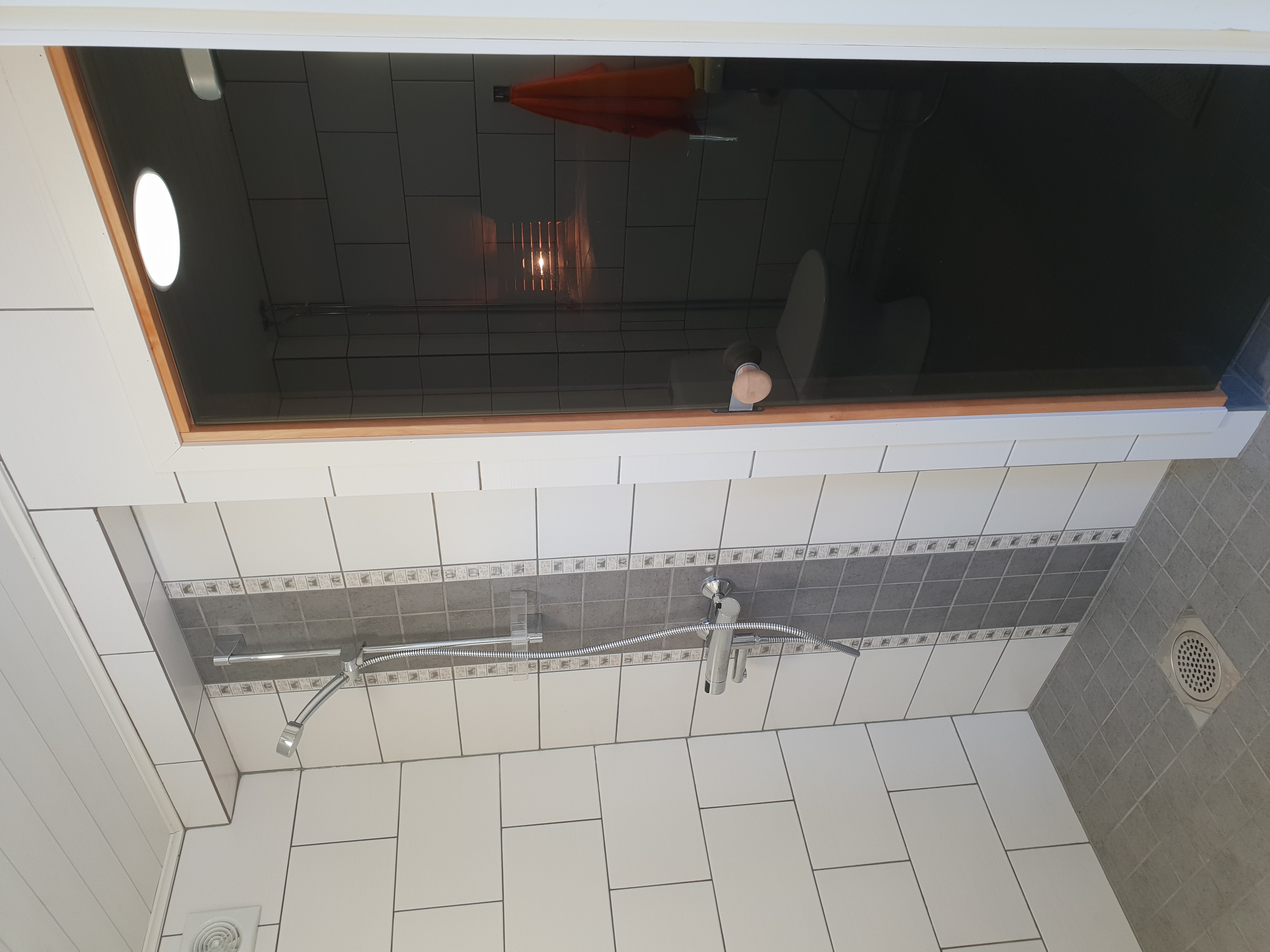 Mökin uudistettu kylpyhuone